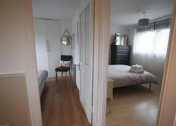 Two Bd House With Private Parking דירה *