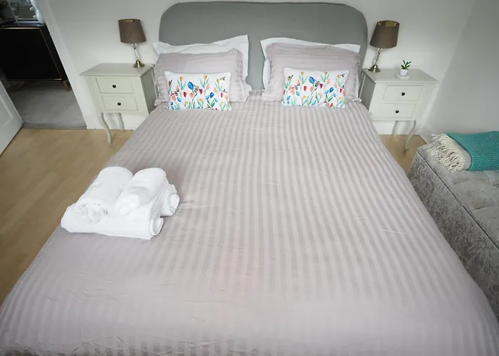 Two Bd House With Private Parking * Edinburgh