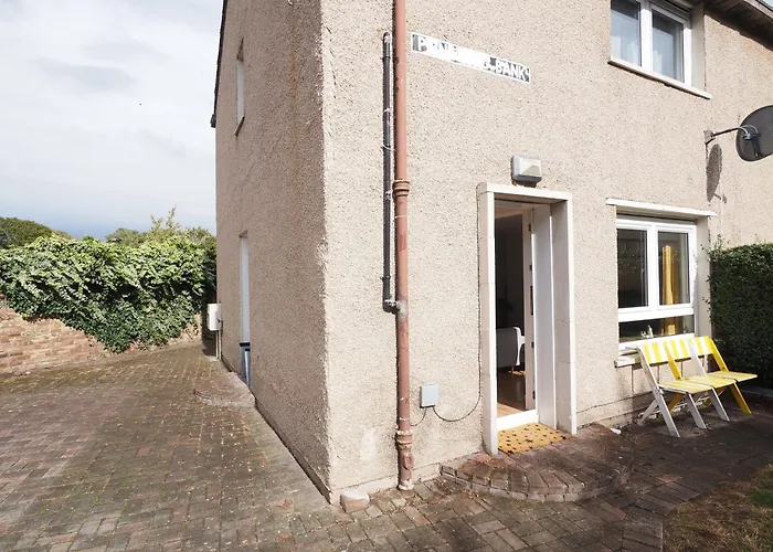 Two Bd House With Private Parking *