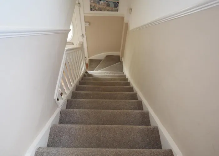 Two Bd House With Private Parking דירה