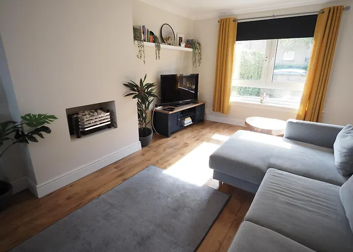 Two Bd House With Private Parking *