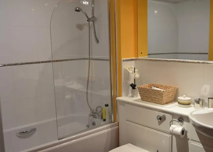 Large 2 Bed Flat, 2 Bath, Free Parking & Lift *