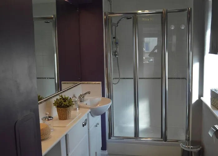 Large 2 Bed Flat, 2 Bath, Free Parking & Lift Lägenhet