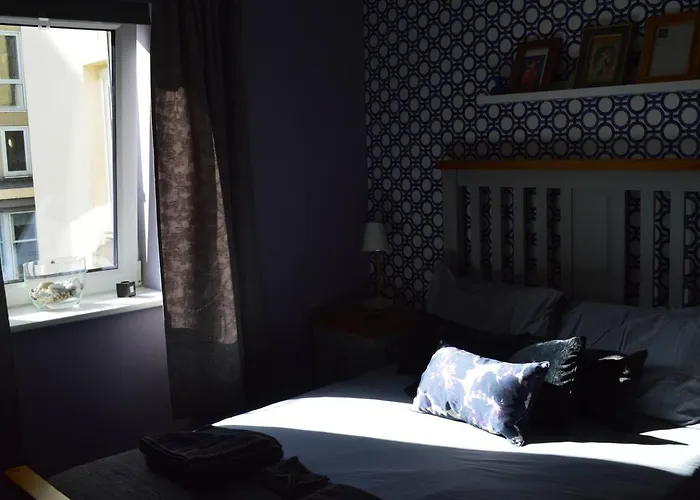 Large 2 Bed Flat, 2 Bath, Free Parking & Lift *