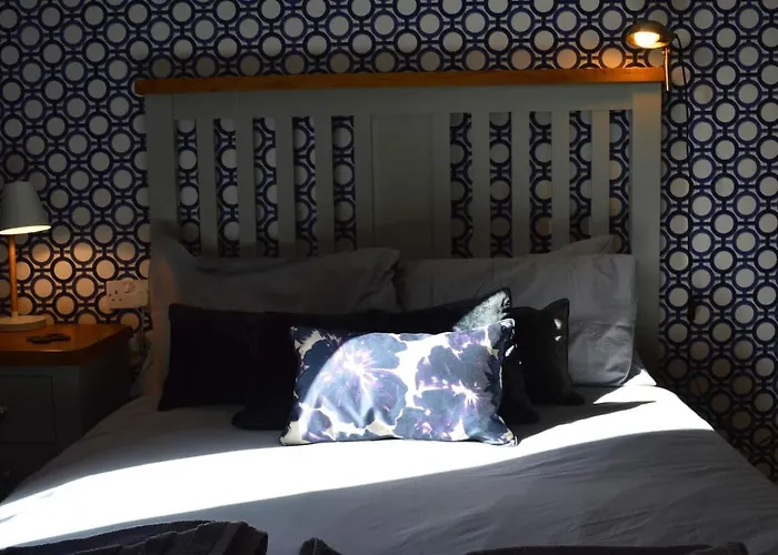 Large 2 Bed Flat, 2 Bath, Free Parking & Lift *