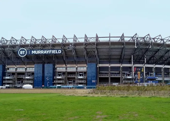 The Gardners In Centre With Parking