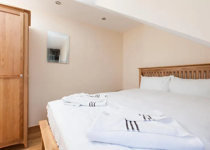 Luxurious Townhouse With Hot Tub * Edinburgh