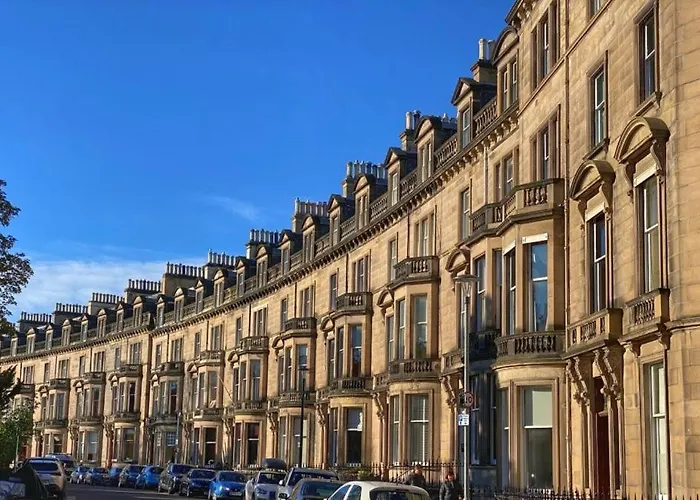 The Gardners In Centre With Parking *