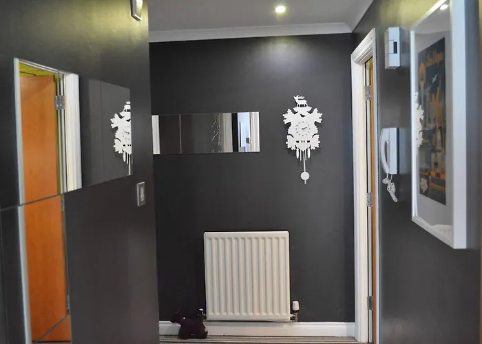 Large 2 Bed Flat, 2 Bath, Free Parking & Lift *