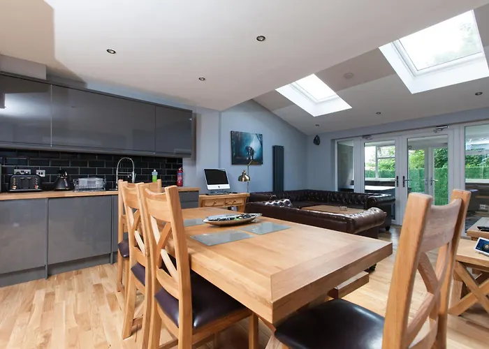 Luxurious Townhouse With Hot Tub Edinburgh