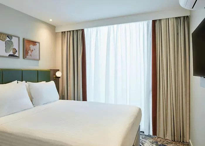 By Marriott Отель Эдинбург