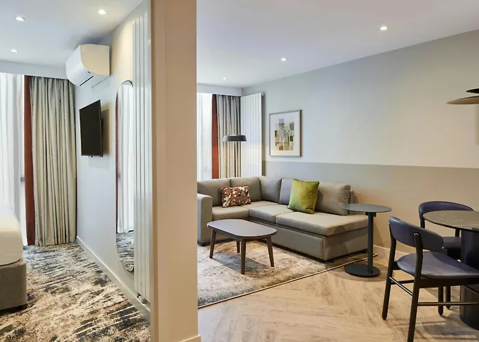 By Marriott Отель Эдинбург