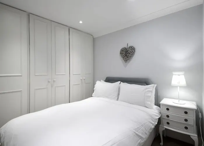 Lägenhet Hamilton Place - Beautiful And With Private Entrance Sleeps 4 *