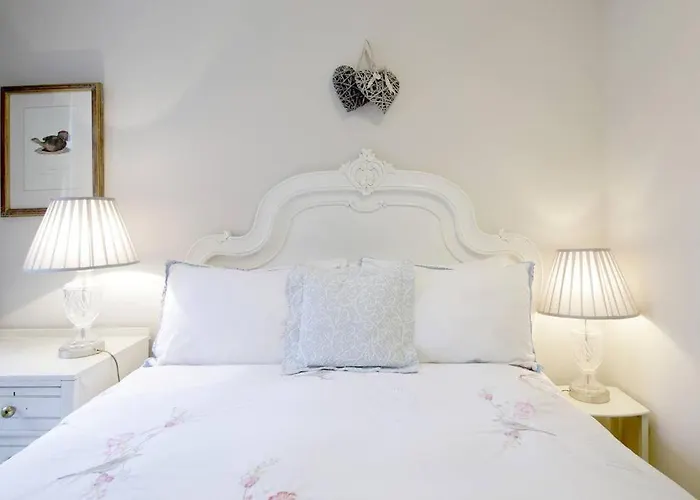 Hamilton Place - Beautiful And With Private Entrance Sleeps 4 Appartamento
