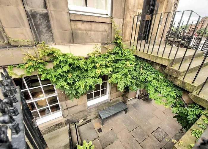 Hamilton Place - Beautiful And With Private Entrance Sleeps 4