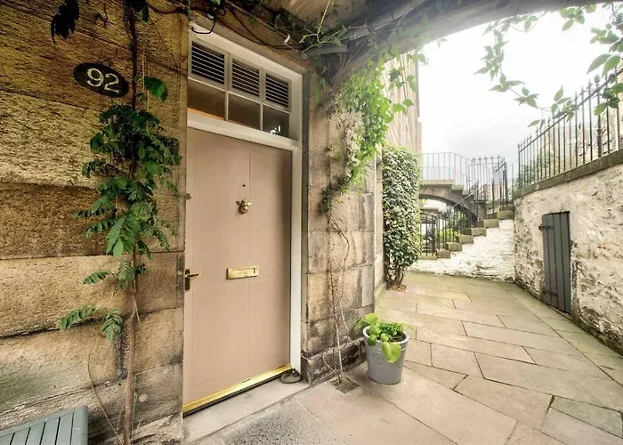 Hamilton Place - Beautiful And With Private Entrance Sleeps 4