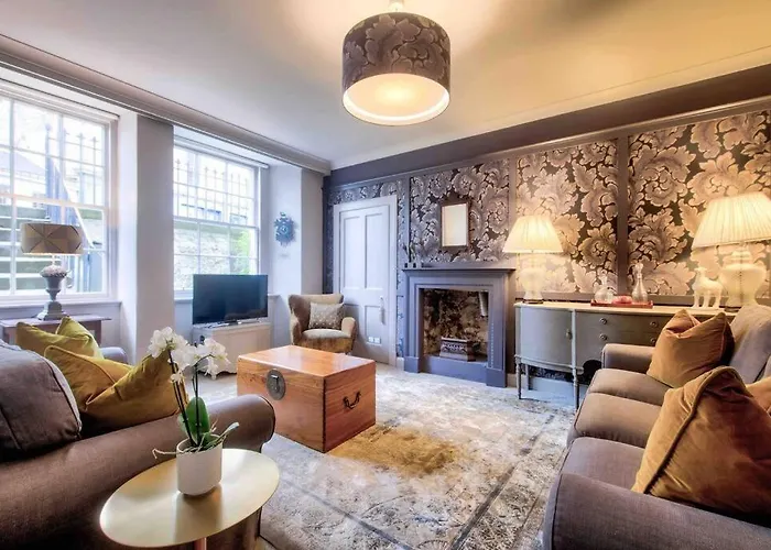 Hamilton Place - Beautiful And With Private Entrance Sleeps 4