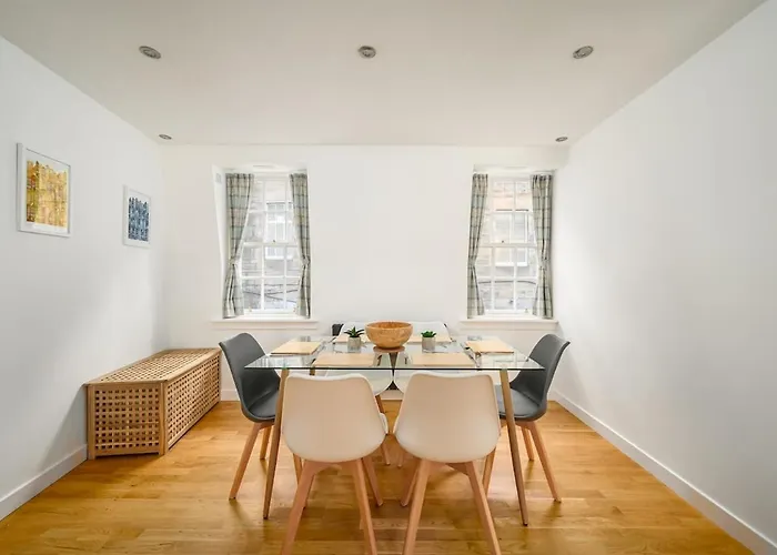 Queensferry Street Lane - Fantastic 2 Bedroom Centre Mews House With Free Secure Parking! Apartment