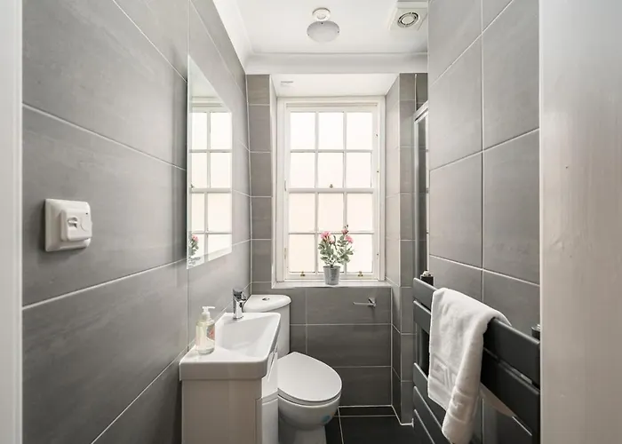 Queensferry Street Lane - Fantastic 2 Bedroom Centre Mews House With Free Secure Parking!