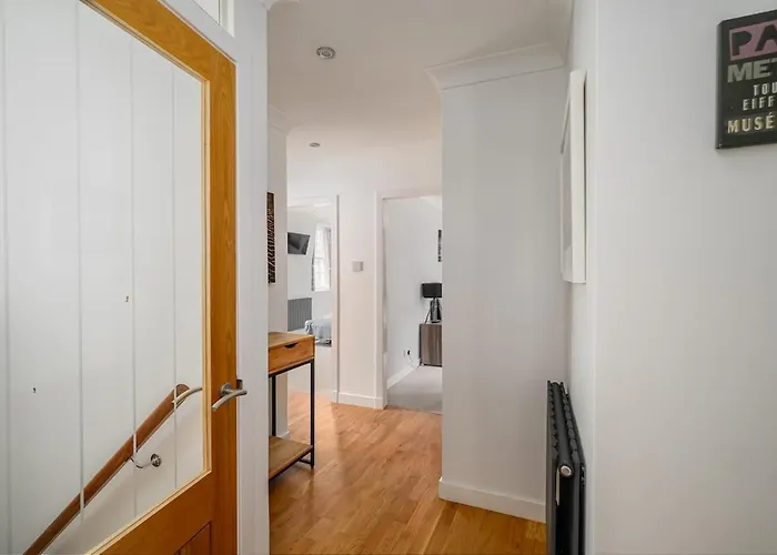 Queensferry Street Lane - Fantastic 2 Bedroom Centre Mews House With Free Secure Parking! *