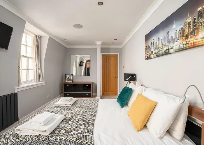 Queensferry Street Lane - Fantastic 2 Bedroom Centre Mews House With Free Secure Parking! *