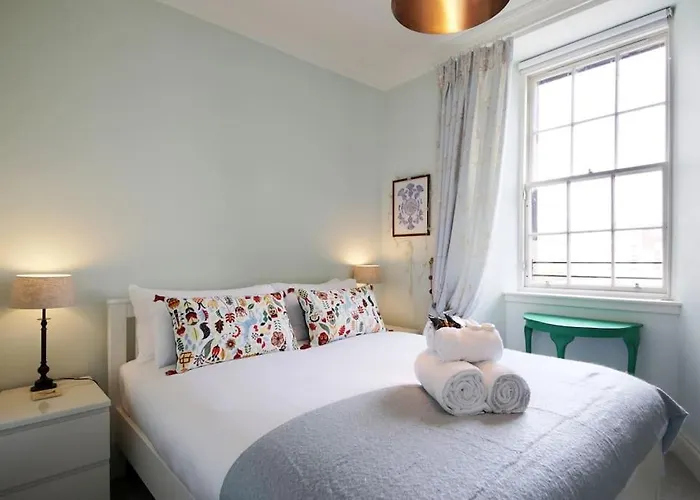 Bernard St - Bright And Spacious 1 Bed At The Shore! 에든버러