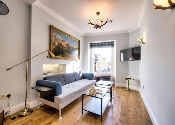 Upper Bow - Luxurious, Modern 1br Near Castle Apartment