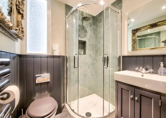 Apartment Upper Bow - Luxurious, Modern 1br Near Castle