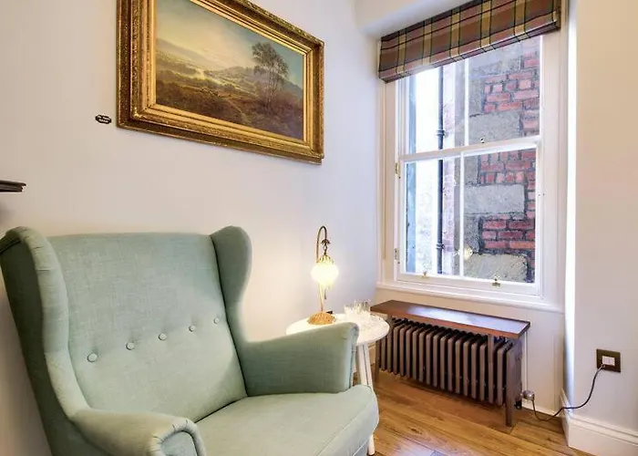 Upper Bow - Luxurious, Modern 1br Near Castle Apartment *