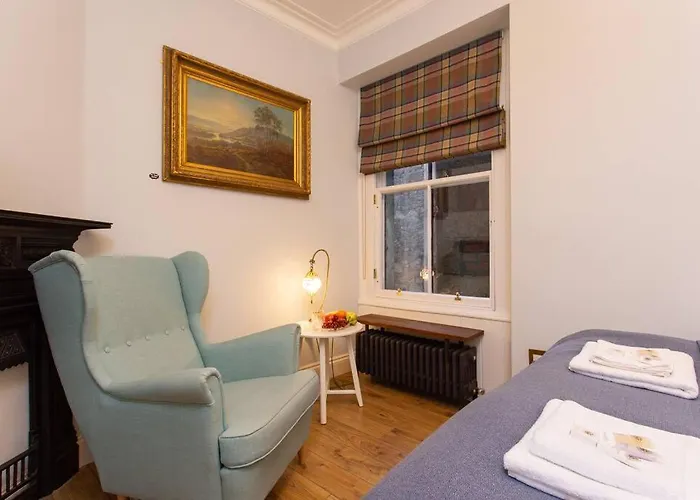 Upper Bow - Luxurious, Modern 1br Near Castle Apartment *