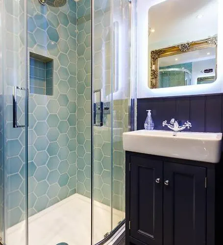 Upper Bow - Luxurious, Modern 1br Near Castle *