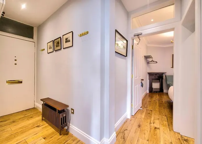 Upper Bow - Luxurious, Modern 1br Near Castle Apartment