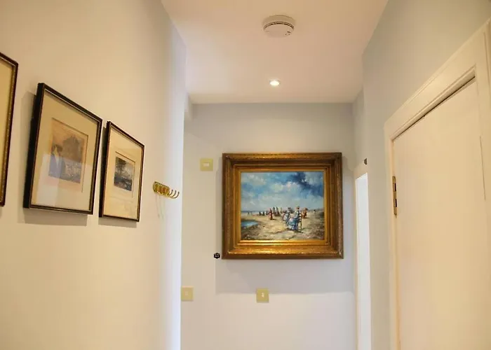 Upper Bow - Luxurious, Modern 1br Near Castle Apartment Edinburgh