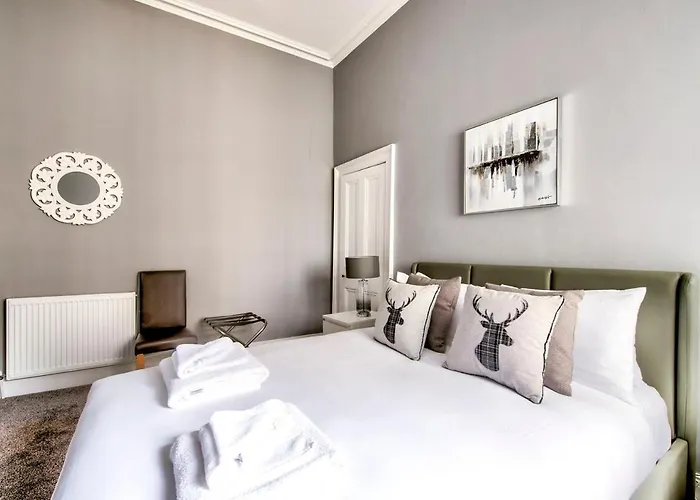 Lothian Road - Perfect Centre Location. *