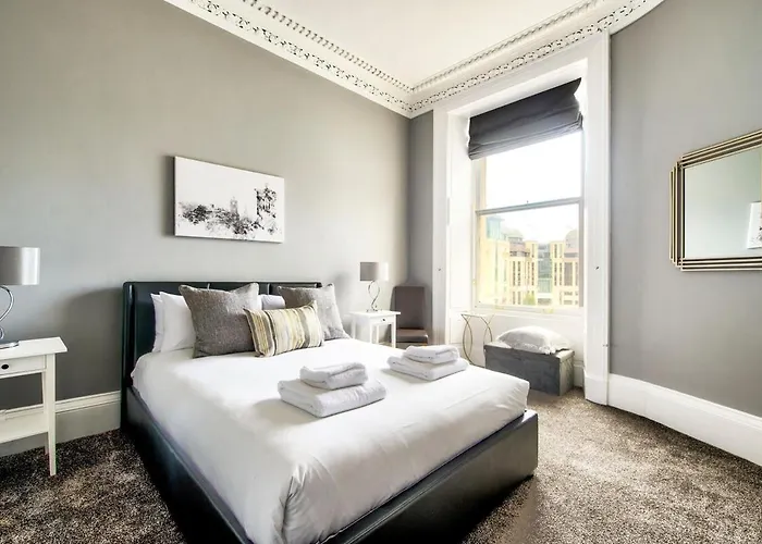 Lothian Road - Perfect Centre Location. Apartment