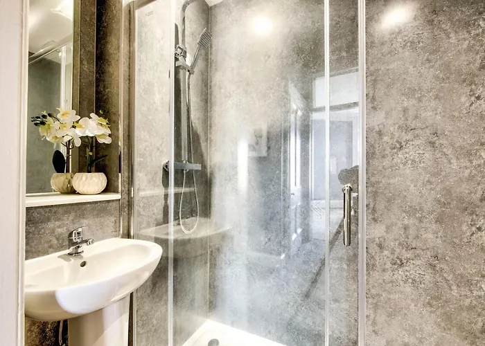 Lothian Road - Perfect Centre Location. *