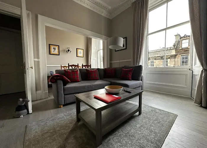 George Iv Bridge - Superbly Located 3 Bedroom!