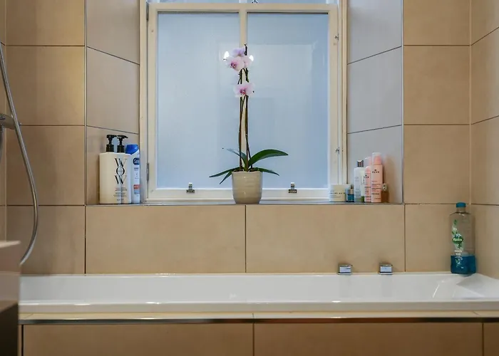 Merchiston 1 In Shared With Parking -