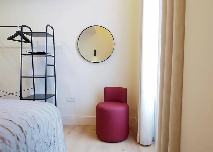 Bright & Airy Mezzanine Loft In - Flat 4, Elgin House شقة *