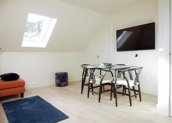 Stylish Mezzanine Loft In - Flat 5, Elgin House Apartment *