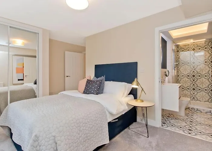 Stylish 2 Bed Centre With Parking Διαμέρισμα