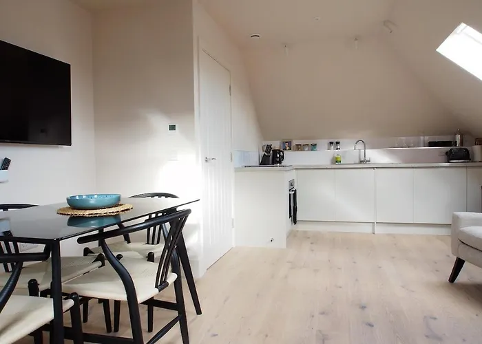 Stylish Mezzanine Loft In - Flat 5, Elgin House Apartment