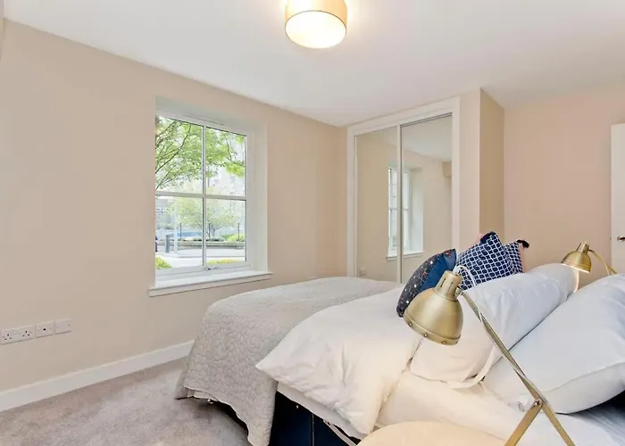 Stylish 2 Bed Centre With Parking Διαμέρισμα