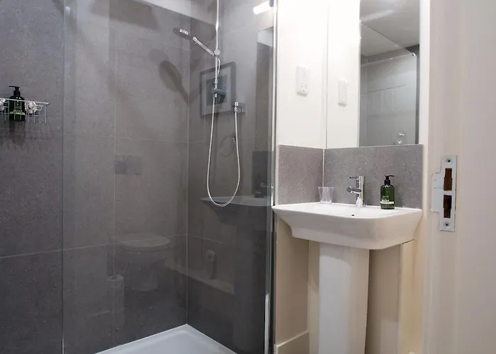 Bright & Airy Mezzanine Loft In - Flat 4, Elgin House شقة