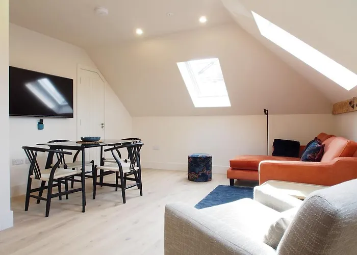Bright & Airy Mezzanine Loft In - Flat 4, Elgin House شقة