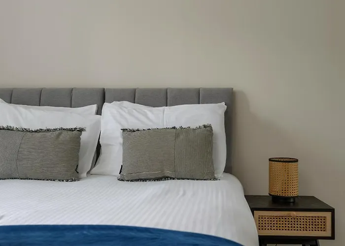 Stylish 2 Bed Centre With Parking Διαμέρισμα *