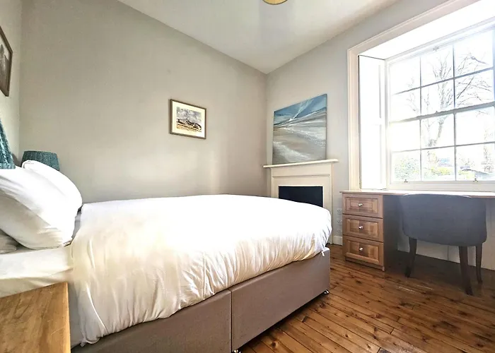 Charming With 2-bathroom And Private Entrance Daire Edinburgh