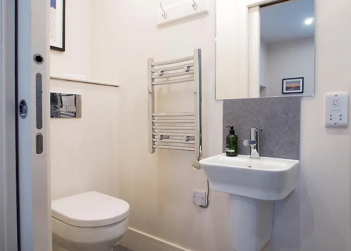 דירה Spacious And Modern 2-bed On Easter Road - Flat 3, Elgin House אדינבורו