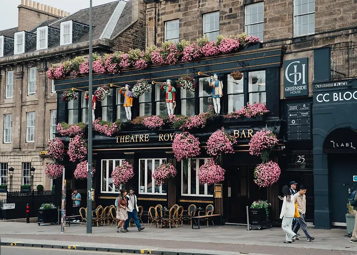 Stylish 2 Bed Centre With Parking