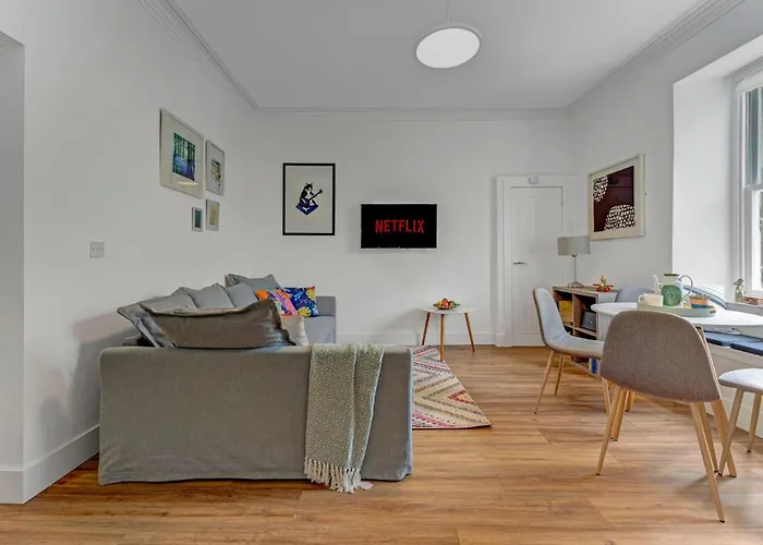 Villa Stylish 2-bed Garden Edinburgh